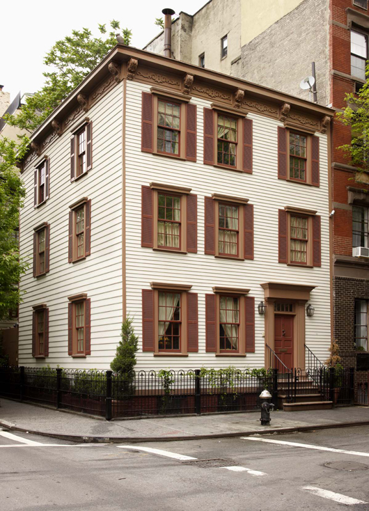 The Greenwich Village home of Donald and Eleanor Taffner, the contents of which will be offered by Lyon & Turnbull in Edinburgh in September. Image courtesy of Lyon & Turnbull.